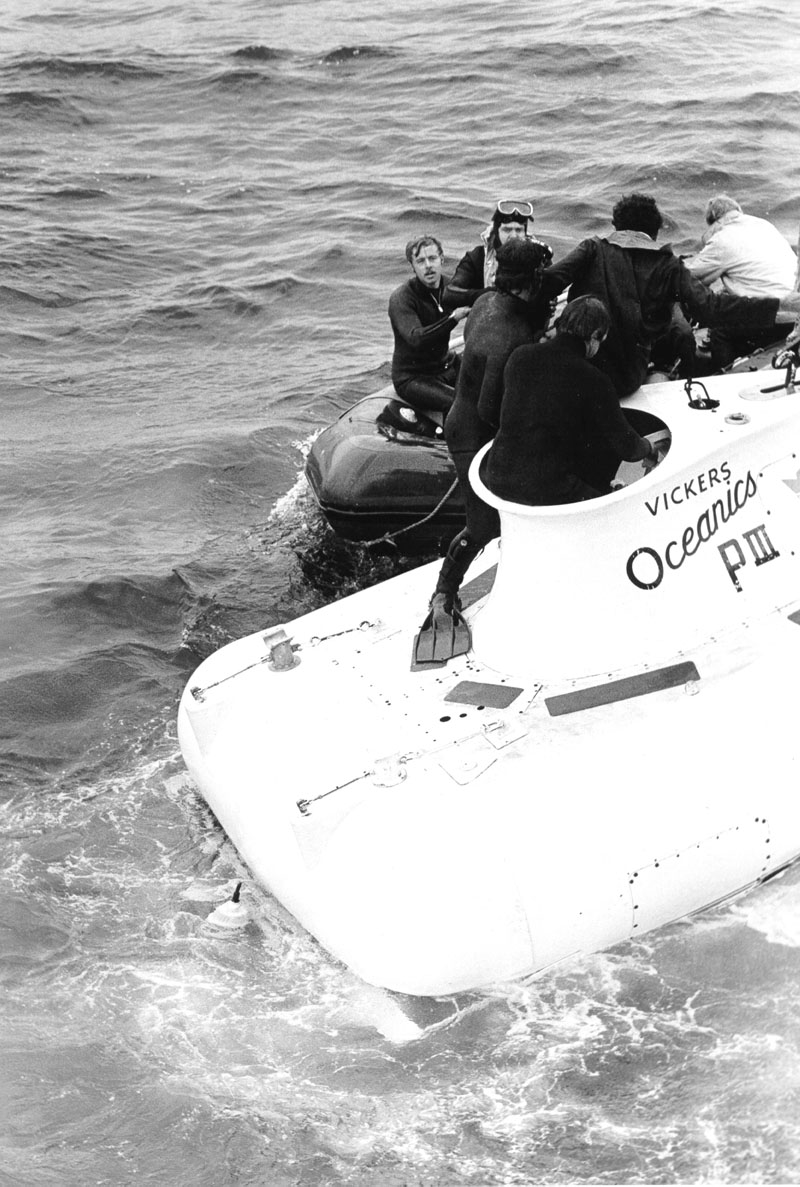 Los buzos ayudan a los pilotos de Pisces III. Wikimedia Commons